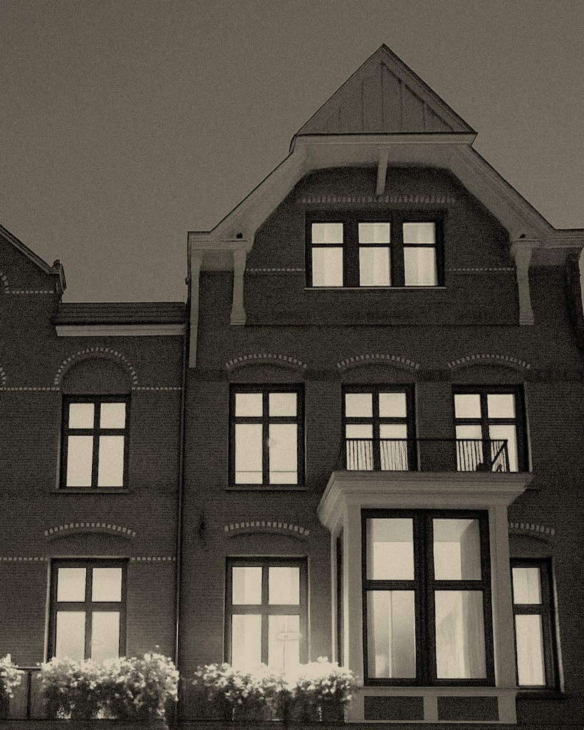 The building of huxely house